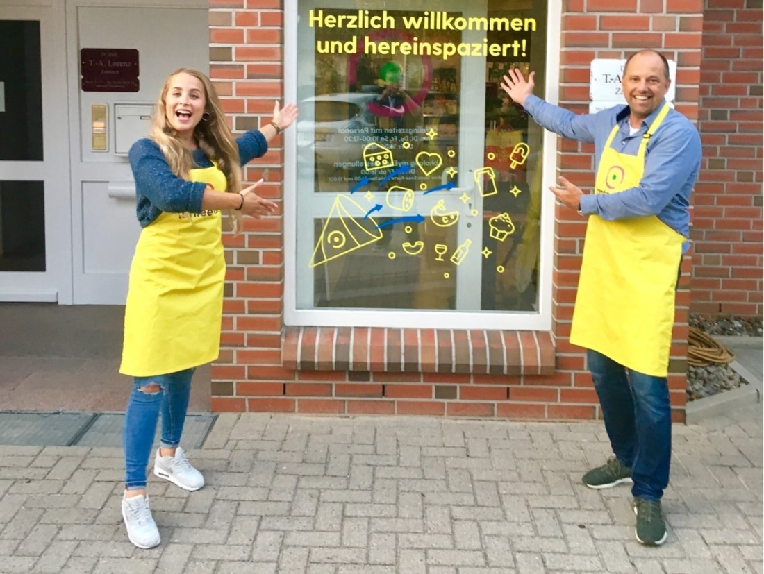 Eine Frau und ein Mann vor einem Tante Enso Laden Eine Frau und ein Mann vor einem Tante Enso Laden